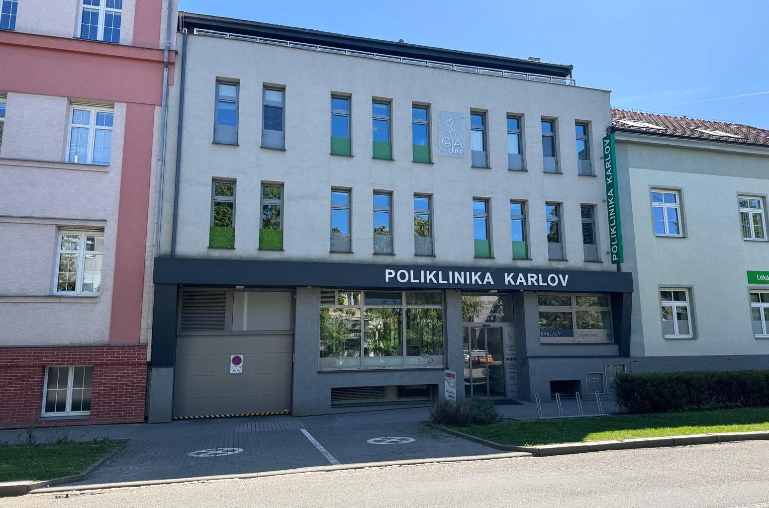 Poliklinika Karlov – hlavní vchod, Prostějov