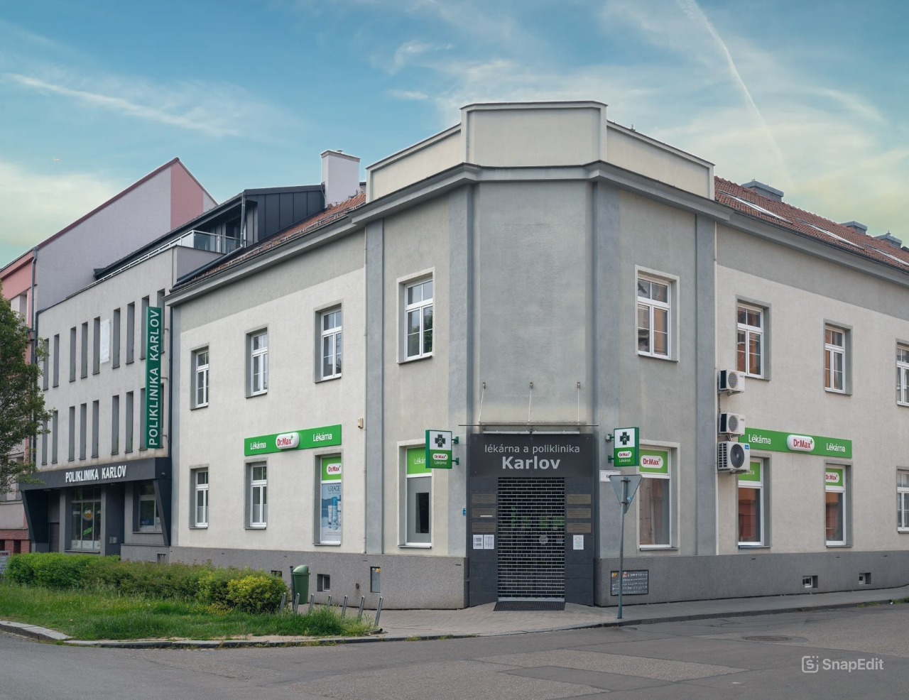 Poliklinika Karlov – rohová budova, pohled z ulice